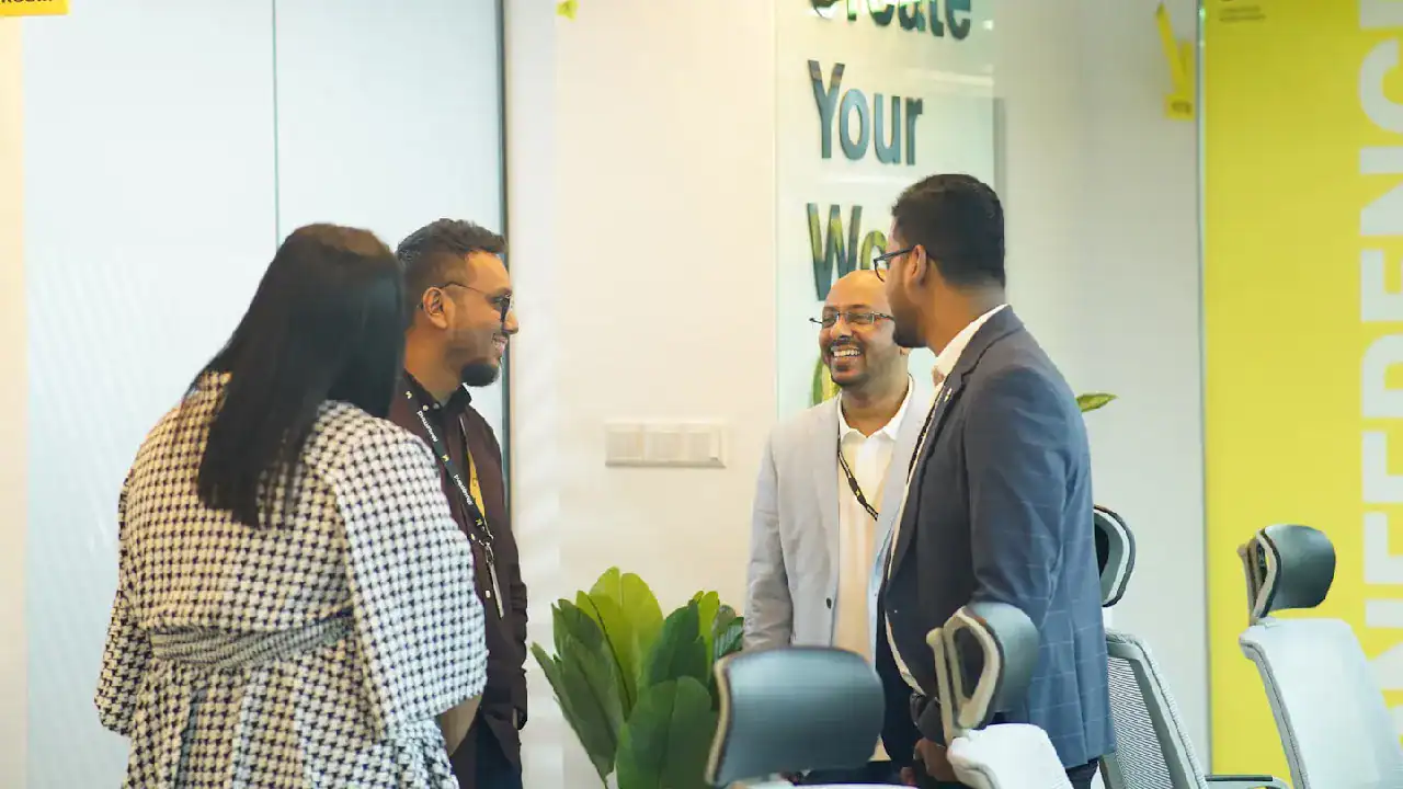 Networking professionals discussing IT solutions at a corporate event.